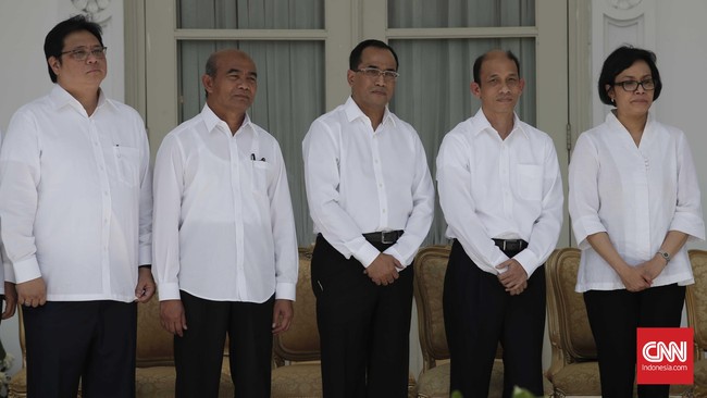 Presiden Jokowi setidaknya melakukan pergantian pemain terhadap tim ekonomi Kabinet Kerja yang dipimpinnya, hari ini.