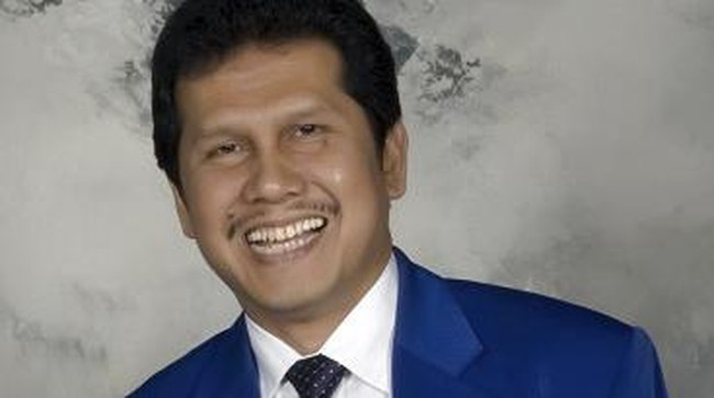 Selain sebagai politikus, Asman Abnur juga dikenal sebagai pengusaha dari Kota Batam, Kepulauan Riau. Kini dia dipercaya menjadi Menteri PAN/RB.
