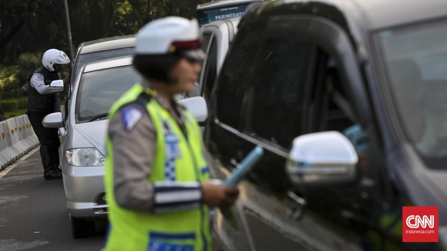 Anggota polisi lalu lintas melaporkan seorang pengendara mobil karena diduga memaki, melindas kaki, dan meludahi saat ditilang.