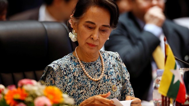 Desakan agar Nobel perdamaian ditarik dari tangan Aung San Suu Kyi kian kuat. Petisi yang menyerukan hal itu pun telah ditandatangani lebih dari 350 ribu orang.