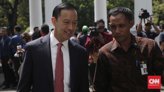 Kepala BKPM Thomas Lembong berencana untuk terus menyederhanakan perizinan investasi, tidak hanya di pusat namun juga di daerah.