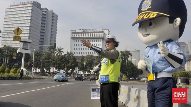 Polisi menyiapkan pengalihan lalu lintas di sekitar TMP Kalibata jelang pemakanan mantan Presiden ketiga Indonesia BJ Habibie mulai pukul 11.00 WIB.