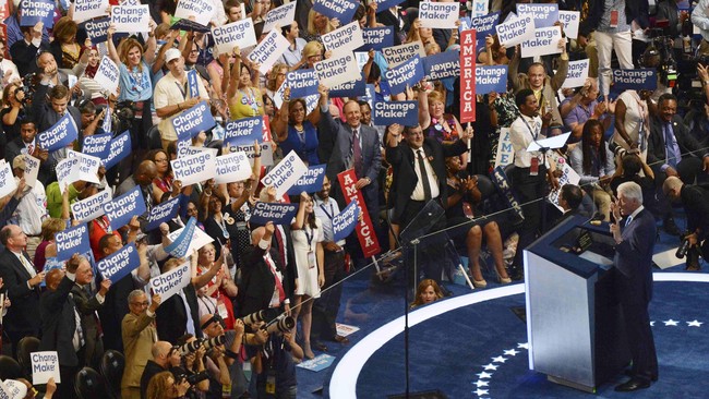 Mantan presiden Amerika Serikat Bill Clinton meluncurkan pidato penuh pujian terhadap istrinya, Hillary Clinton, yang menjadi capres AS wanita pertama.