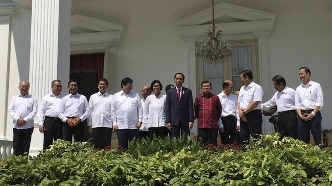 Presiden Joko Widodo merombak Kabinet Kerja guna menghadapi tantangan yang tidak ringan, seperti memberantas kemiskinan, kesenjangan ekonomi dan wilayah.