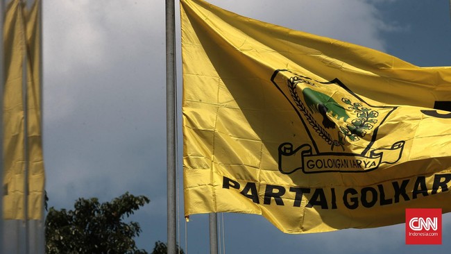 Bentrokan melibatkan pengurus Partai Golkar Sulsel dengan pengurus Angkatan Muda Partai Golkar (AMPG). Polisi menurunkan personel untuk mengamankan keadaan.