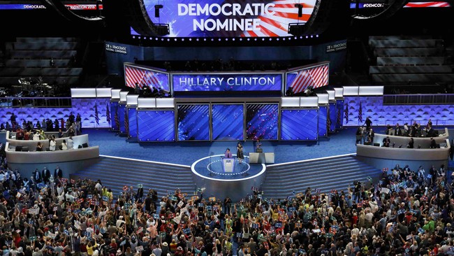 Ima Matul berdiri di panggung Konvensi Partai Demokrat, menuturkan kekagumannya kepada Hillary Clinton yang kini digadang menjadi calon presiden AS.