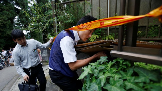Kepolisian Jepang menggerebek rumah Satoshi Uematsu, pelaku penikaman di sebuah fasilitas penyandang disabilitas yang menewaskan 19 orang pada Selasa (26/7).