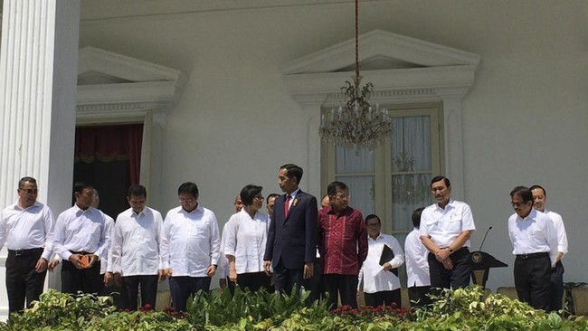 Ada empat pejabat yang digeser dari posisinya semula dan ada sembilan muka baru yang masuk jadi anggota baru Kabinet Kerja.