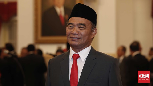 Guna mencegah bibit radikalisme tumbuh, Mendikbud sebut sekolah akan memanggil orang tua yang anaknya tak ikut upacara bendera dan pelajaran kewarganegaraan.