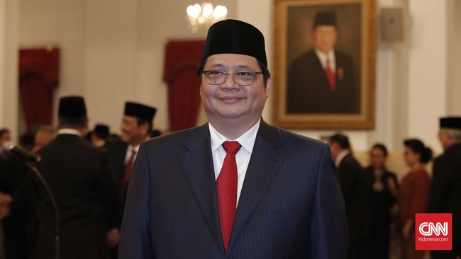 Sisa setahun masa kerja kabinet sebelum pilpres 2019 jadi alasan Jokowi tak mencopot Ketum Golkar Airlangga Hartarto dari jabatan menteri perindustrian.