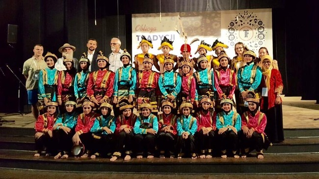 Kompetisi budaya International Festival Folklore di Zielona Gora, Polandia dimulai. Tim misi budaya dari SMP Labschool Kebayoran pun unjuk kebolehan.