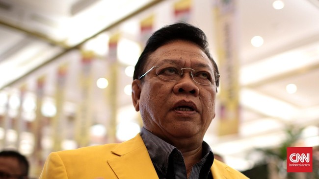 Agung Laksono meminta kasus korupsi pengadaan Kartu Tanda Penduduk elektronik (e-KTP) tahun 2011-2012 tidak digunakan untuk kepentingan politik.