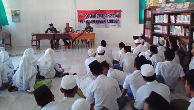 Masa Orientasi Sekolah tak melulu soal pengenalan lingkungan sekolah. Di Sumenep, Madura, Pondok Pesantren ini memberikan materi soal bahaya narkoba.