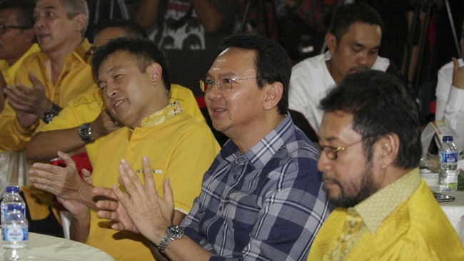 Ahok enggan cuti seperti yang diatur dalam UU Pilkada dengan alasan harus mengawal penyusunan anggaran Pemprov DKI Jakarta. 