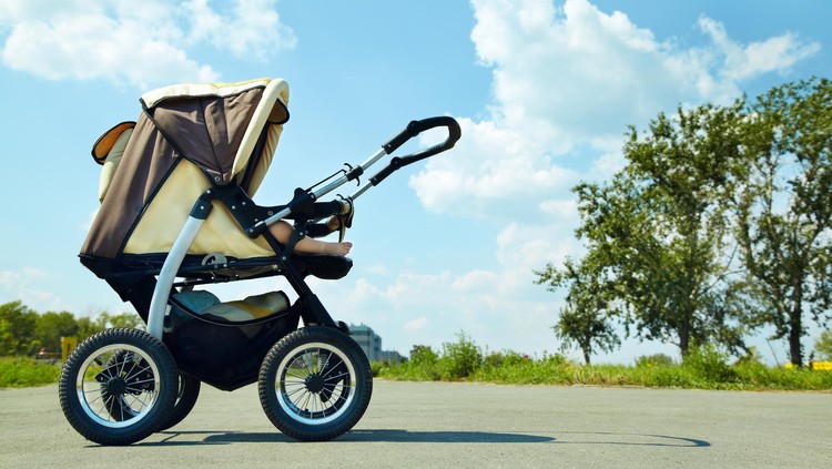 Lebih tenang mempekerjakan baby sitter yang sudah punya banyak pengalaman. Tapi kalau yang didapat masih muda belia, gimana ya?