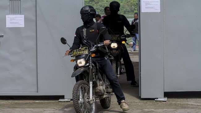 Sebanyak 162 personel di antaranya adalah regu tembak yang disiapkan untuk 14 terpidana mati. Masing-masing regu tembak terdiri dari 12 orang.