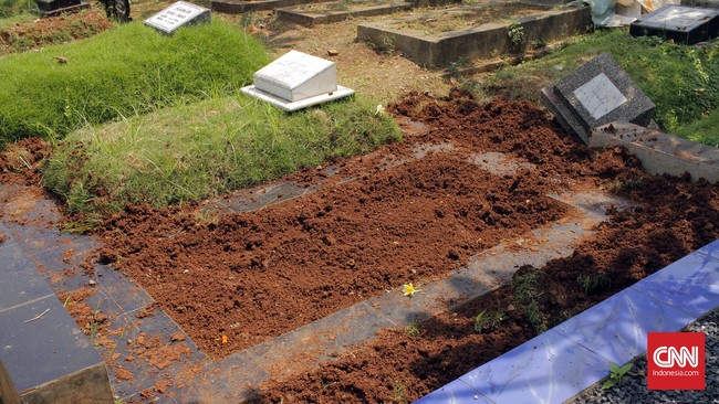 Makam ED (43), penduduk Dusun Krajan, Desa Plampangrejo, Kecamatan Cluring, Banyuwangi dirusak orang tak dikenal. Tali pocong di makam itu hilang.