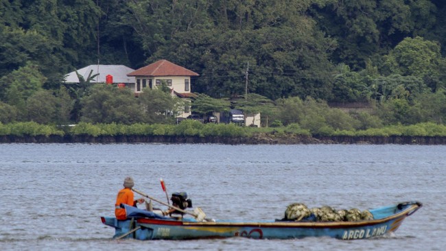 Pihak Stasiun Meteorologi BMKG Cilacap melaporkan angin bertiup dengan kecepatan lima hingga 15 kilometer per jam dengan kelembaban udara hingga 95 persen