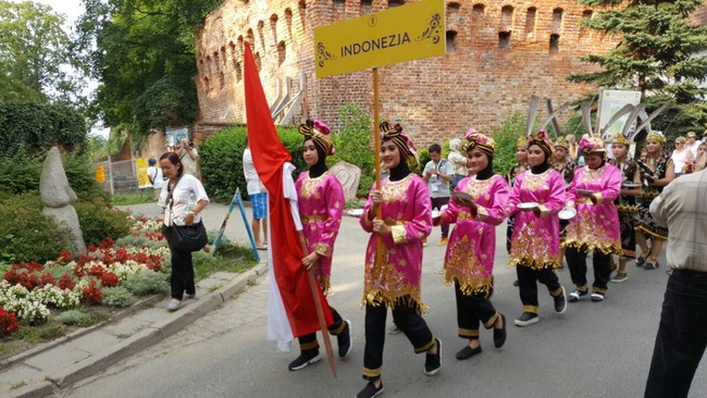 Setelah tampil di Zielona Gora, tim misi budaya SMP Labschool Kebayoran bertolak ke Lagow, kotanya festival film, musik, dan tari di Polandia.