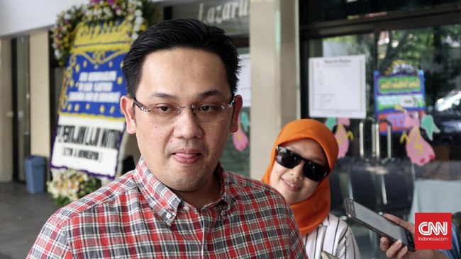 Farhat Abbas ditegur anggota tim kampanye Jokowi-Ma'ruf karena melontarkan pernyataan kontroversial yang menyebut bahwa memilih Jokowi akan masuk surga.