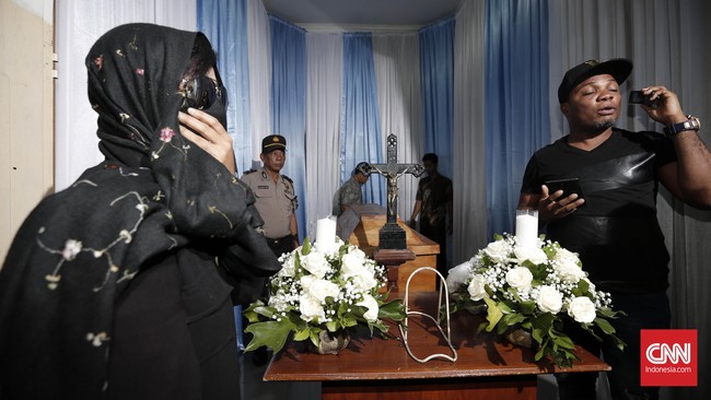 Jenazah akan semayamkan di Rumah Sakit St Carolus sebelum dibawa pulang ke Nigeria, negara asalnya.