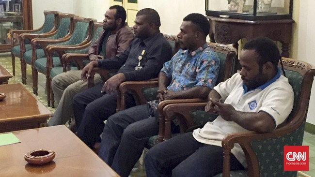 Anggota DPR Papua Laurenzius Kadepa menitipkan para mahasiswa Papua di Yogya kepada Sultan. NKRI harga mati, kata dia, bukan berarti rakyat boleh mati.