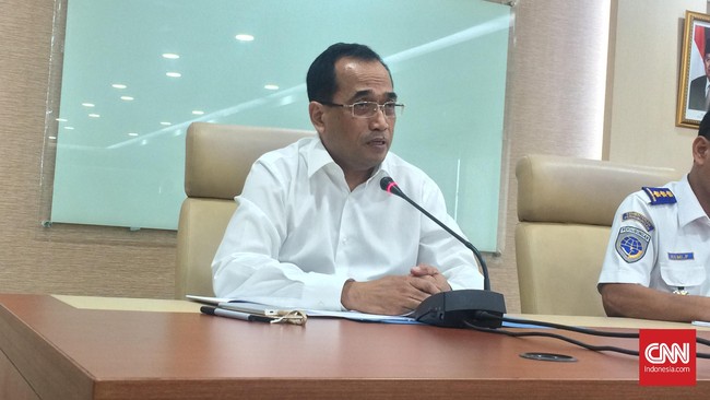 Menteri Perhubungan Budi Karya Sumadi mengaku akan melakukan pembatasan perjalanan udara dan kereta api menjelang libur Natal dan Tahun Baru 2023.