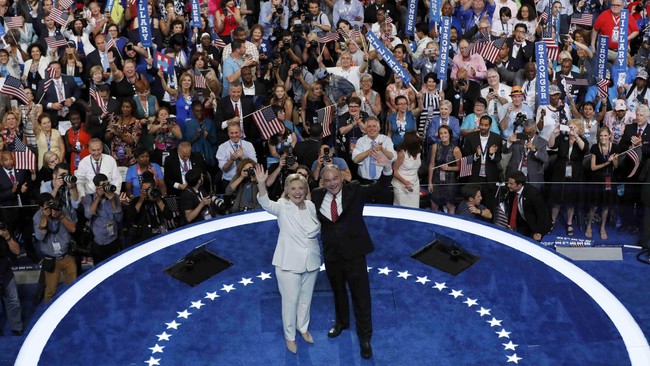 Obama mengimbau anggota partai Demokrat untuk tidak terlalu percaya diri soal prospek kemenangan calon presiden Hillary Clinton pada pilpres November.