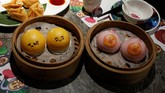 Bermain dengan Dim Sum Imut di Hong Kong Sebuah restoran di Hong Kong, Dim Sum Icon, mengajak pengunjung untuk bermain dengan makanan yang mereka sajikan, yang menimbulkan reaksi lucu.