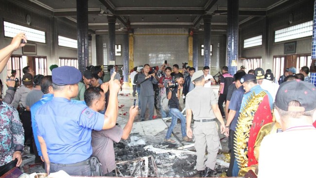 Informasi simpangsiur mengenai komplain seorang warga atas suara adzan diduga telah memprovokasi warga berbuat anarkis hingga memicu kisruh di Tanjungbalai.