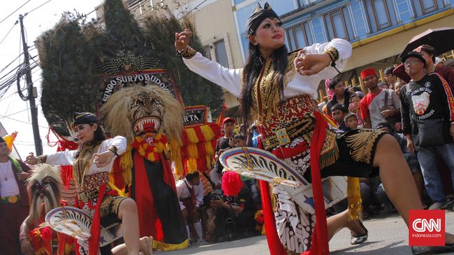 Wisatawan asal Timur Tengah di Malaysia sangat antusias menonton pertunjukkan karnaval di gelaran 'Indonesian Street' di Bukit Bintang, pekan lalu.