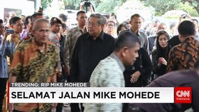 Susilo Bambang Yudhoyono Mengunjungi Rumah Duka Mike Mohede