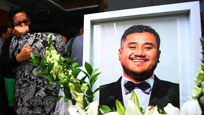 Makam Mike Mohede tak hanya dipenuhi taburan bunga. Seorang pelayat juga meletakkan kaus kuning bertuliskan namanya.