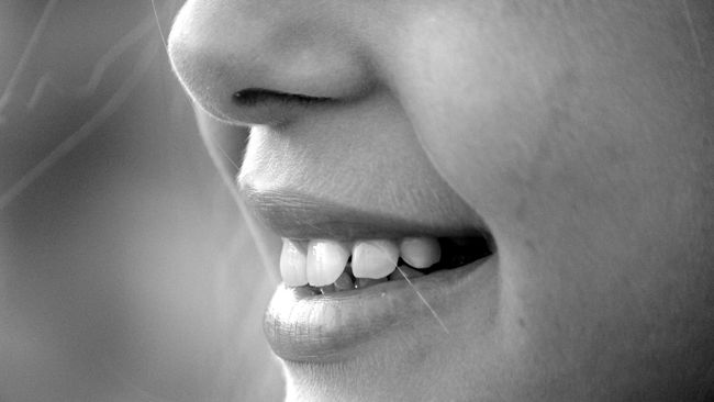 Praktik menempel plester di mulut saat tidur demi bernapas dengan hidung tengah ramai diperbincangkan.