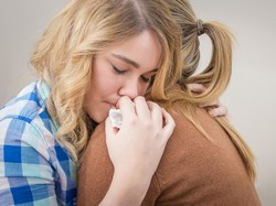10 Cara Menghibur Teman yang Sedang Berduka, Apa Saja yang Harus Dikatakan?