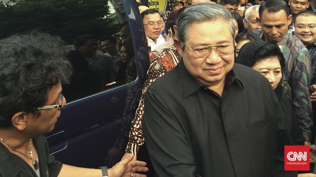 Pada Sabtu (30/7), Mike bernyanyi di acara keluarga SBY. Pada Senin (1/8), SBY melayat Mike di rumah duka.