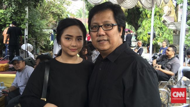 Boleh dikatakan berkah alam yang luar biasa bila seorang penyanyi mampu melantunkan beragam genre, seperti Mike Mohede.
