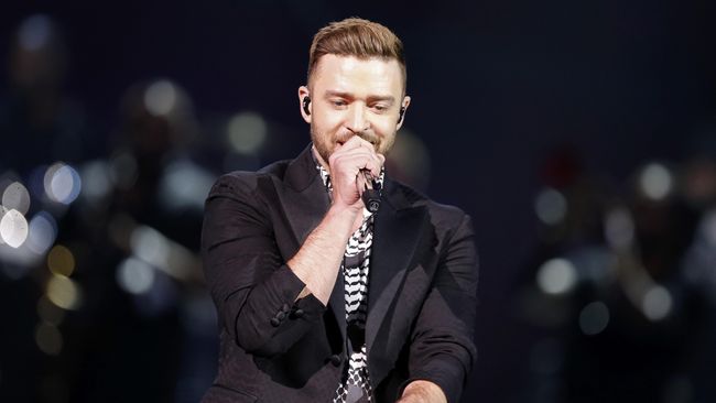 Selain Timberlake, malam itu boyband One Direction juga menerima penghargaan Choice Song Group, Choice Fandom dan Choice Music Group.