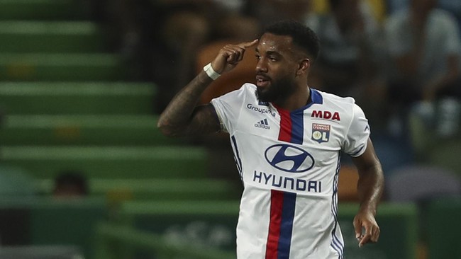 Lyon terus membentengi Alexandre Lacazette dari rayuan Arsenal. Pihak klub berencana menyodorkan kontrak tambahan kepada striker 25 tahun tersebut.