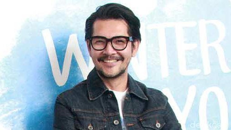 Aktor Ferry Salim suka sekali memandangi wajah anaknya yang lagi tidur. Bunda juga suka melakukan itu?