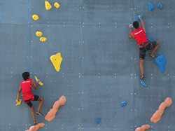 Keseruan Anak-anak Panjat Tebing di Tasikmalaya