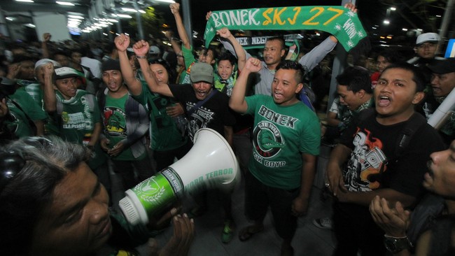 Ketua Umum PSSI yang baru, Edy Rahmayadi, berjanji akan segera menyelesaikan sengkarut konflik di tubuh Persebaya Surabaya sesuai dengan visi dan misinya.