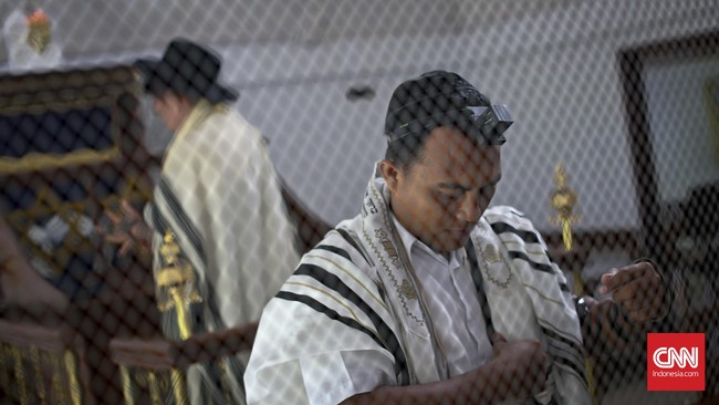 Tak cuma kominitas Yahudi India Bnei Menashe, komunitas Yahudi Tondano, Sulawesi Utara, Indonesia sempat diajak untuk pindah ke Israel.