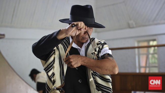 Kehadiran komunitas Yahudi di tanah air jauh sebelum kemerdekaan. Tercatat mereka datang bersamaan dengan para pedagang rempah ke sejumlah kepulauan.