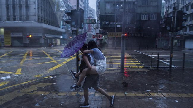 Pusat bisnis di Hong Kong ditutup, ratusan penerbangan dibatalkan dan daerah dataran rendah dikhawatirkan banjir saat angin kencang dan hujan deras menerpa.