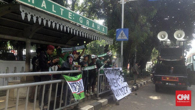 Sebagian suporter klub Persebaya, Bonek, tidak mampu bertahan lama di depan Kantor Kemenpora, Senayan, dan langsung dibawa ke Stadion Tugu.