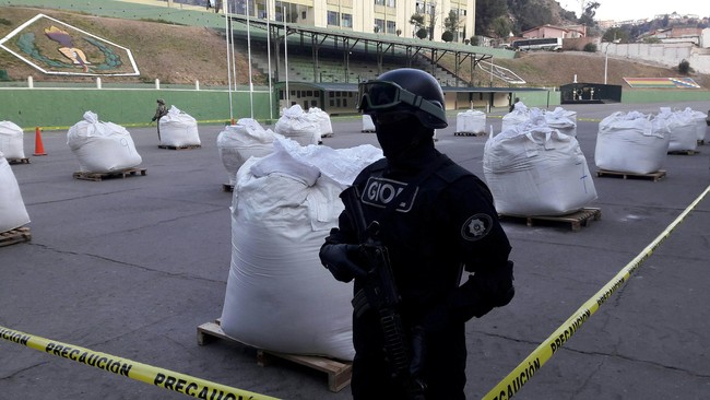 Ratusan kilogram kokain yang ditemukan di Kedutaan Besar Rusia di Argentina akhirnya dibakar, Rabu (22/8).