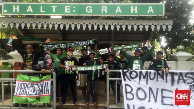 Sebagian suporter klub Persebaya, Bonek, sudah tiba di Kantor Kemenpora untuk menggelar aksi unjuk rasa terkait keberadaan tim Bajul Ijo.