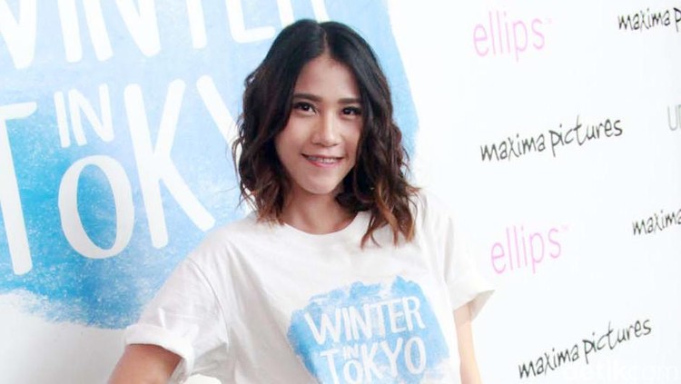 Pemutaran film 'Winter in Tokyo' Brigitta Cynthia atau Gigi eks Cherrybelle di Pemutaran film 'Winter in Tokyo'