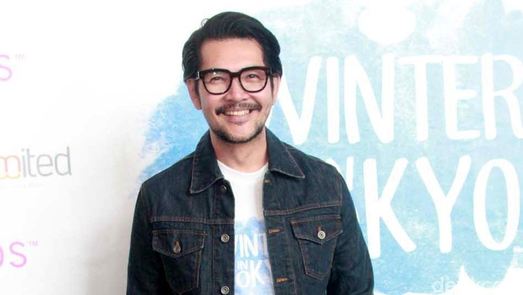 Ferry Salim sering mengunggah foto dengan keterangan humor di medsosnya, termasuk pesan kocaknya tentang rumah tangga nih, Bun.